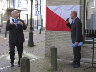 872119 Afbeelding van burgemeester Jan van Zanen en Fred Nuwenhuis van de werkgroep Directe Voorzieningen van de ...